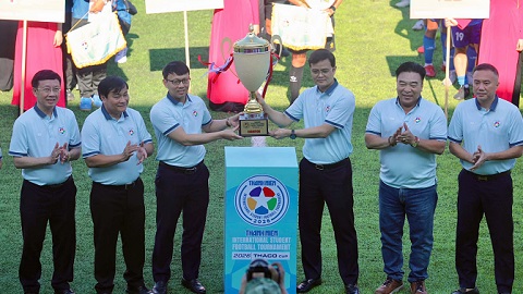Simone Inzaghi celebrating with his Inter Milan players after beating Barcelona.